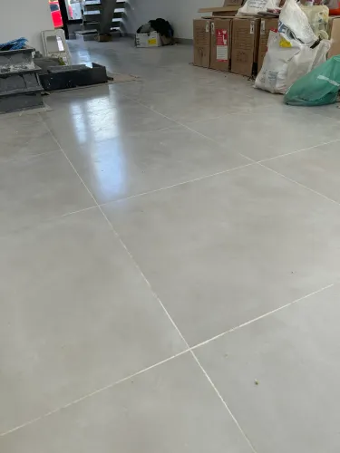 Piso Porcelanato Megalume 75x75 Boston Gris Leve Acetinado Cinza discreto