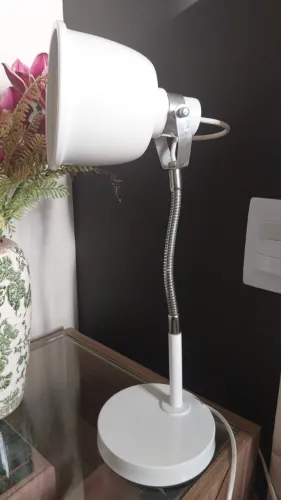 luminária de mesa com haste flexivel