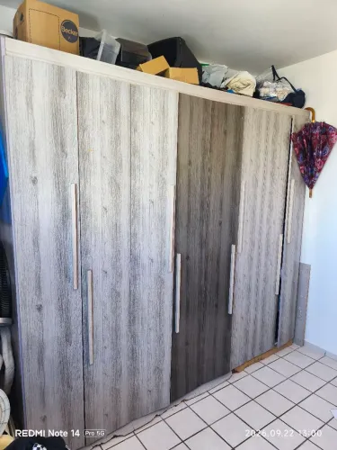 Guarda roupa usado com desgastes