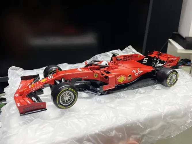 Miniatura Ferrari SF90 Sebastian Vettel 1/18 F1