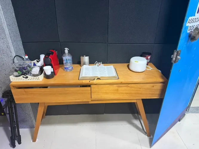 Biro é mesa de canto