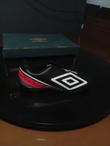 Chuteira umbro tamanho 41 nunca utilizada