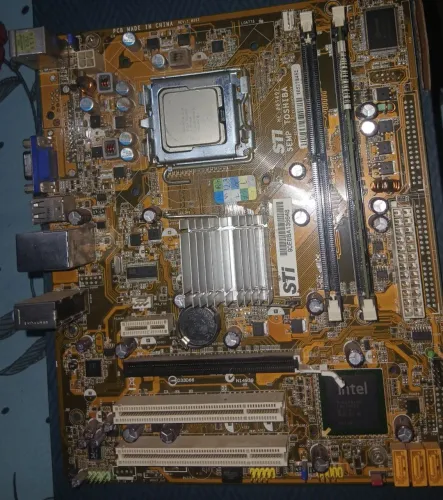 Kit Placa-mãe STI/Semp Toshiba LGA 775 + Processador Celeron E3200 - Sem Cooler