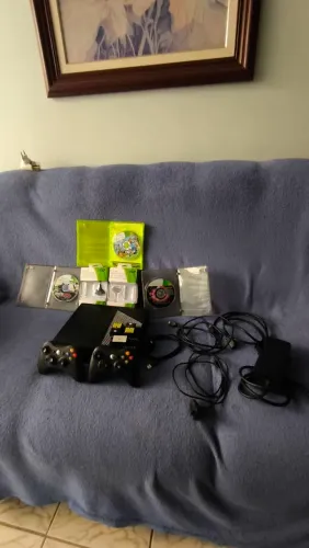 Xbox 360 E (Super Slim) + 2 Controles + Jogos + Acessórios