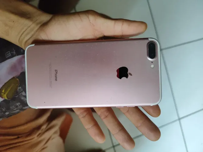 IPhone 7 Plus com marcas de uso 