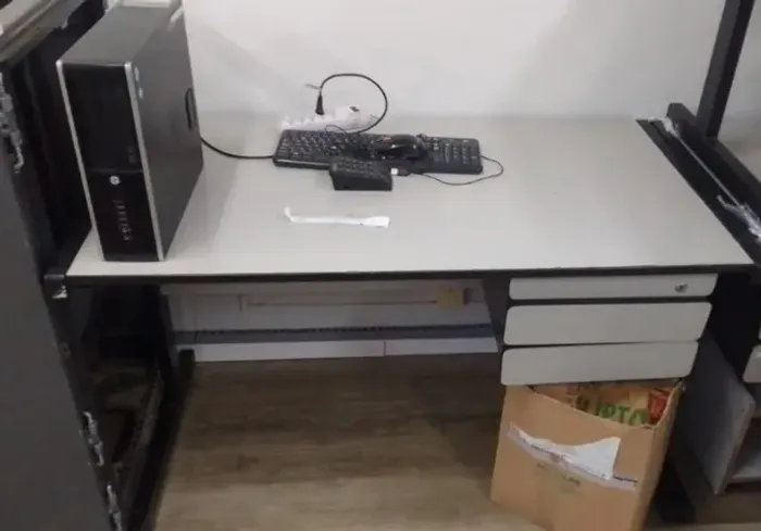 Mesa escritório 2gavetas base ferro-1,20x0,60
