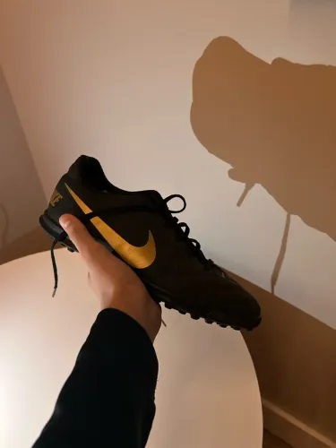 Chuteira society Nike beco 40 forma pequena