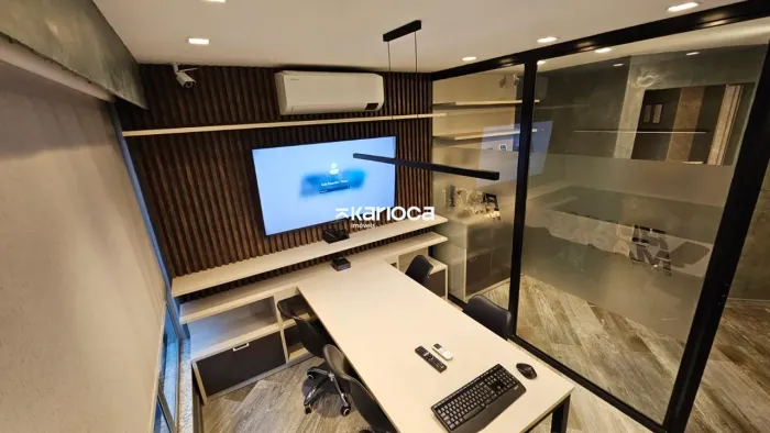 Sala Comercial Mobiliada de 65m² com 3 Banheiros, Sala de Reunião de Vidro, Copa e Vaga - 