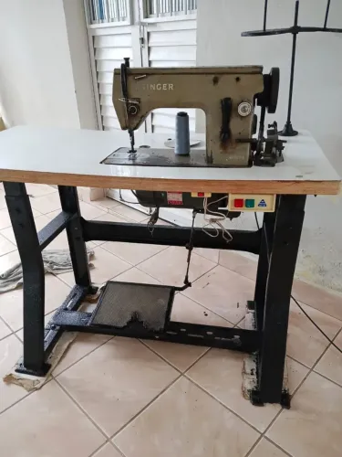 Máquina industrial Singer costura reta com 2 agulhas. Modelo 021D201A