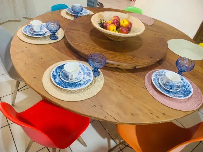 Mesa linda madeira peroba rosa com tampão giratório com 6 cadeiras cabe 8 peroba rosa