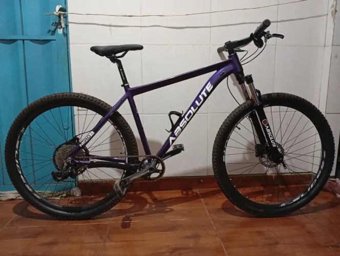 Uma bicicleta Absolunte aro 29 12 x 1 velocidade guidão de carbono cambio absolute prime