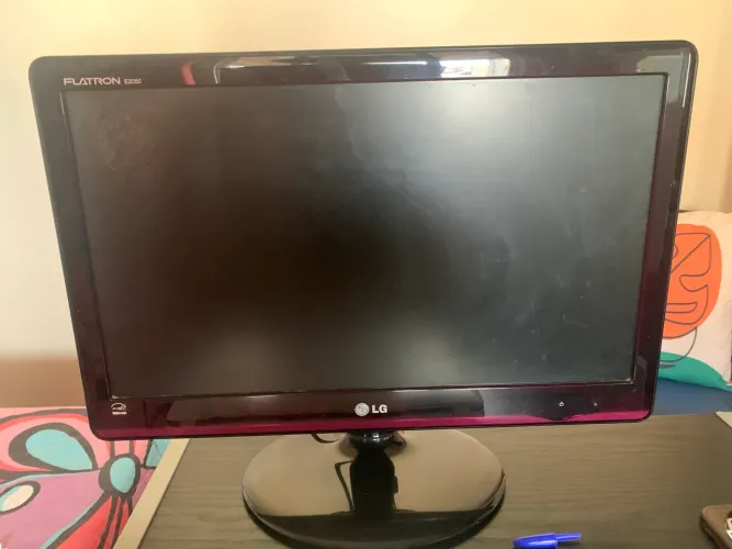 Monitor LG Flatron E2050T 20? LED - Liga, com Defeito na Tela - Para Reparo ou Peças