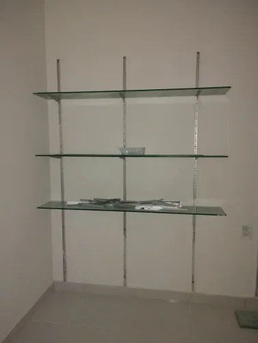 Prateleiras de vidros mais trilhos de instalação 