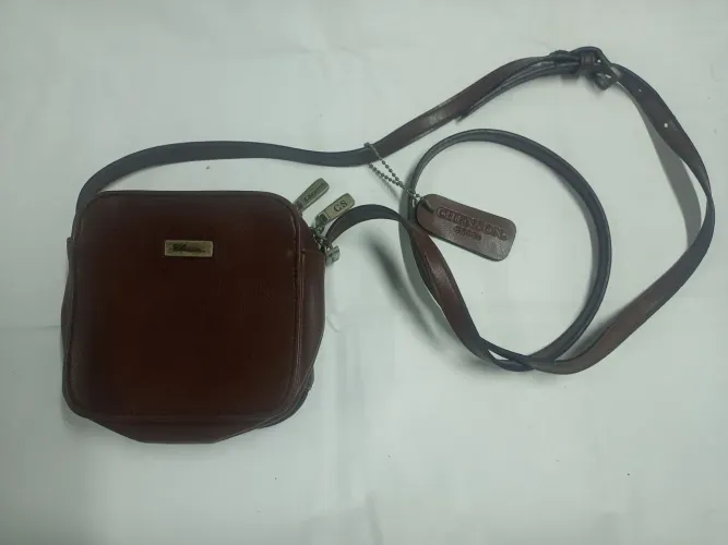 Bolsa de couro marrom, pequena e quadrada USADA
