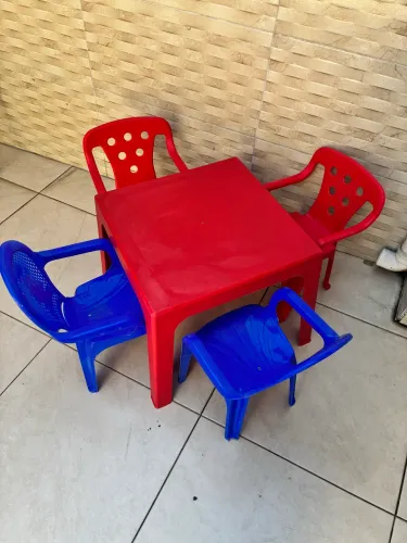 Mesa infantil com 4 cadeiras