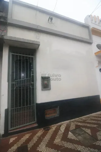 Casa comercial próxima à UCPel no bairro Santa Cruz