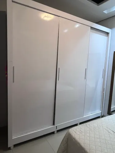 Vendo guarda roupas 3 portas de correr e 4 gavetas