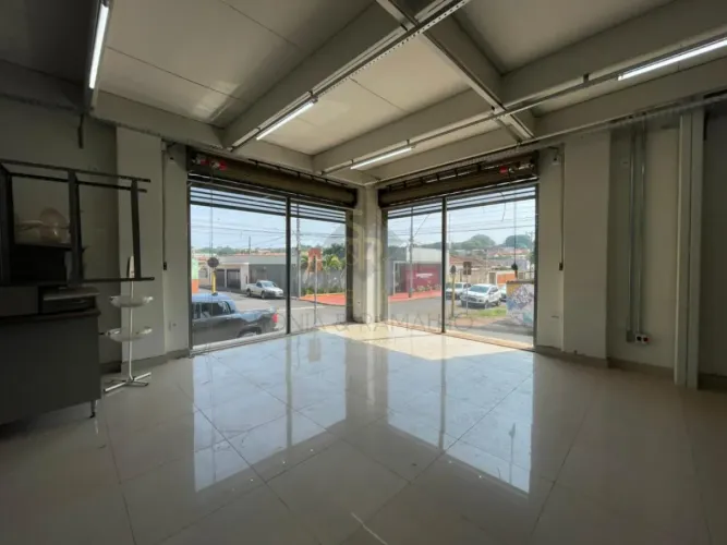 Salão comercial para locação no bairro Centro, em Cravinhos/SP.