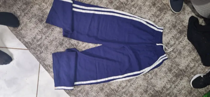 Calça esportiva azul com listra na lateral tamanho P