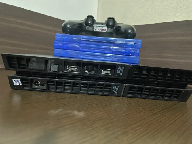 Ps4 usado + 6 jogos + 2 controles (versão 9.0 passível de desbloqueio)