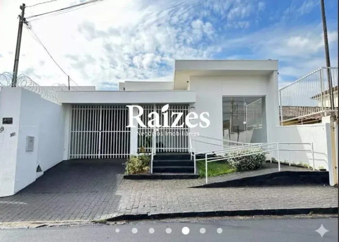 Loja Comercial para Aluguel em Uberlândia  Centro, 400m² (8 Salas, 3 Banheiros, 2 Suítes)