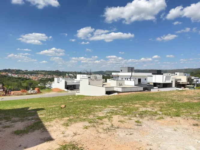 Terreno à Venda no Condomínio Colline Di Parma em Valinhos, no bairro Vila Capuava.