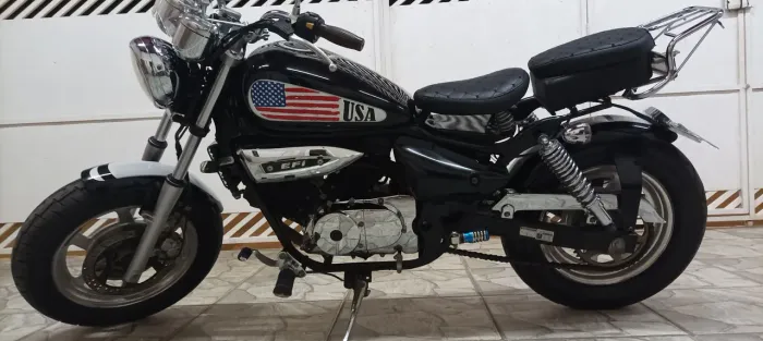 Moto customizada 250 cilindrada