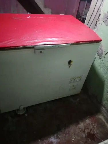 Vendo freezer de uma porta gela muito bem usada mas nova 1500 reais