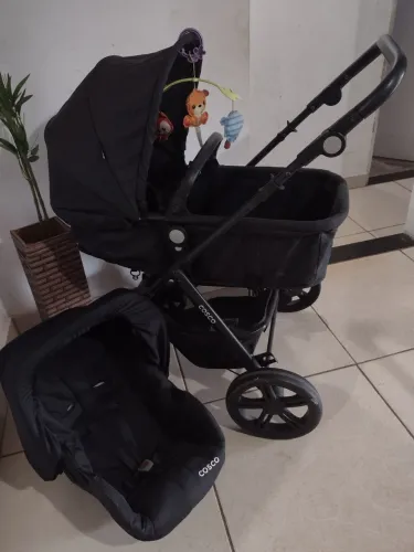 Carrinho moisés com bebê conforto
