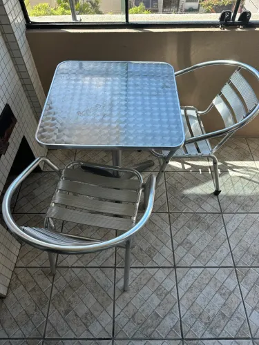 Mesa e cadeiras de alumínio