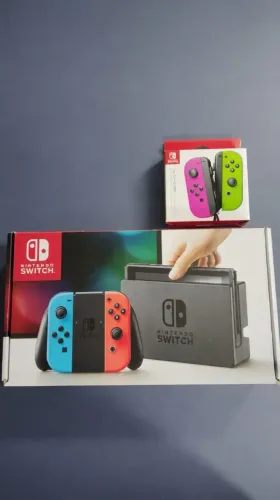 Nintendo Swith com dois pares de Joy Cons