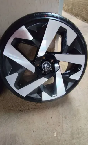 Vendo rodas aro 18 tala 6 os 4 pneus zero 