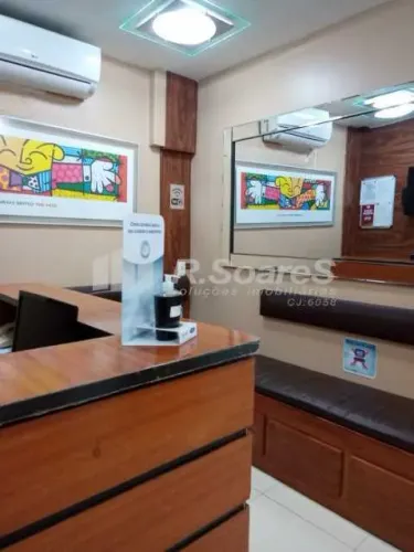 Sala comercial espaçosa na Siqueira Campos, Copacabana, para venda