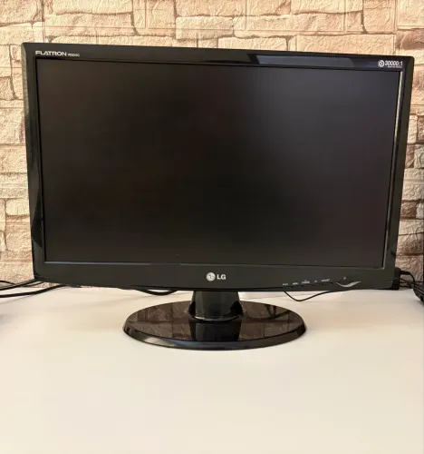 Monitor LG 21.5" Full HD Flatron W2243C - Ótimo Estado