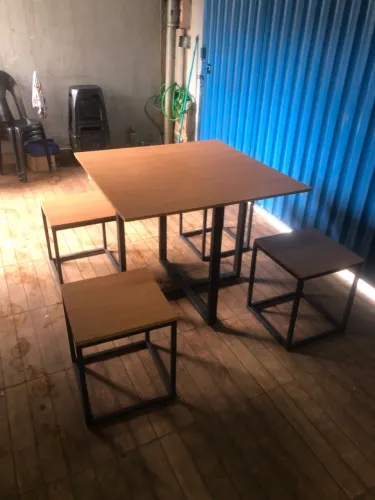 Mesa com 4 bancos e um kit sala