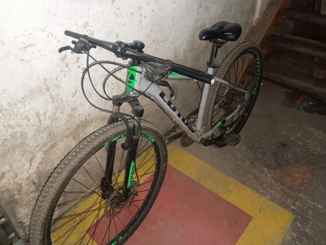Vende - se uma bicicleta lótus