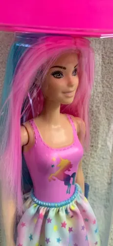 Boneca Barbie color reveal série 1 - original mattel cabelo rosa e vestido de unicórnio