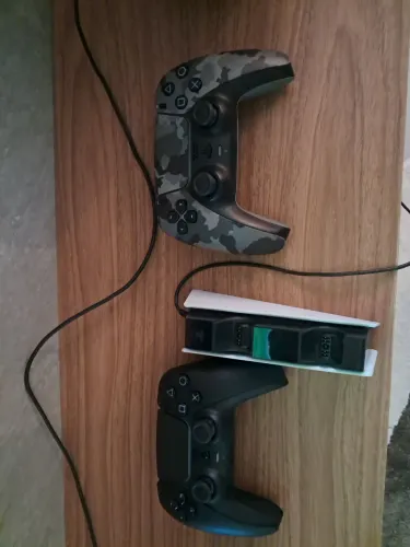 PS5 em otimo estado de conservação com 2 Controles e Base de Carregamento
