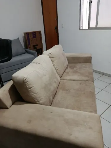 Sofá 2 lugares em suede bege