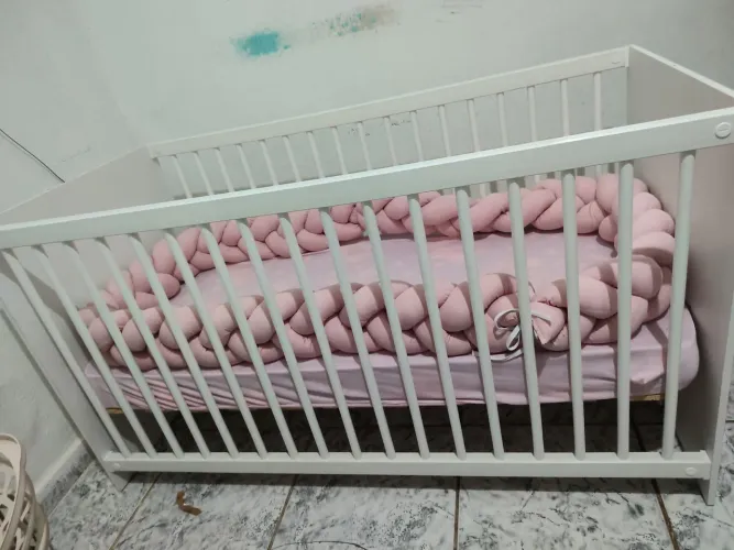 Berço de bebê, com adereço incluso.