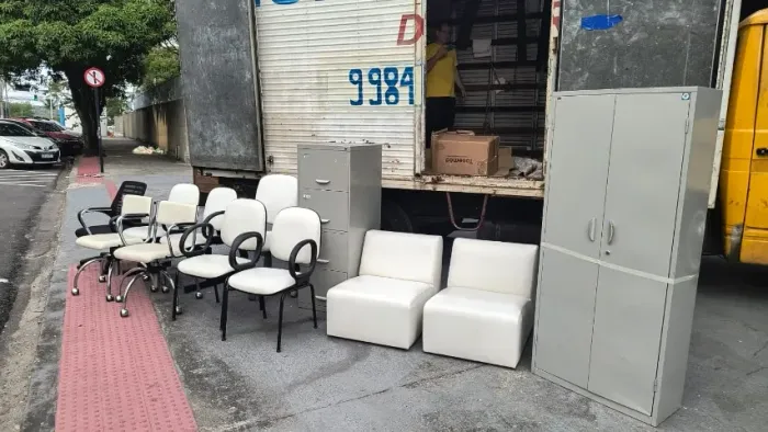cadeiras de escritorio e mesas