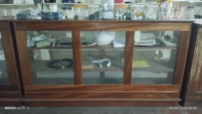 Expositor (Vitrine de 2,20 m de comprimento por 1 de altura)