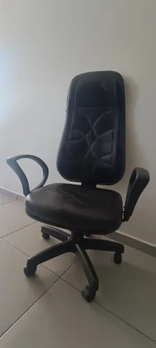 Cadeira Giratoria tipo Presidente cor Preta