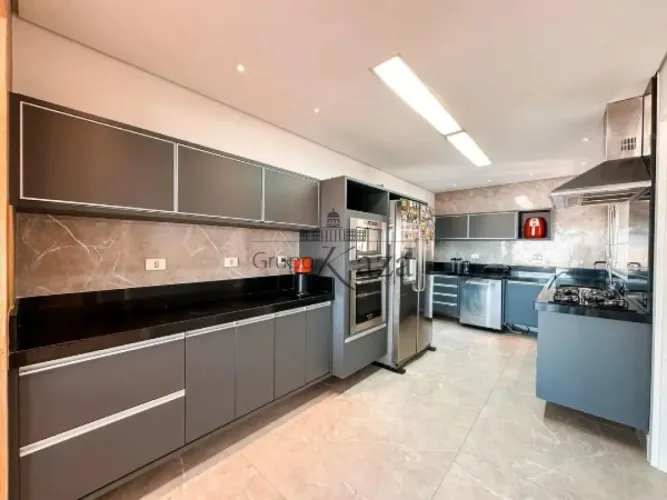 Apartamento - Panamby - 4 Dormitórios - 220m².