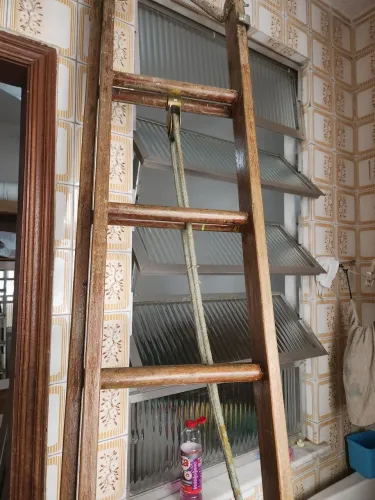 Escada eletricista de madeira