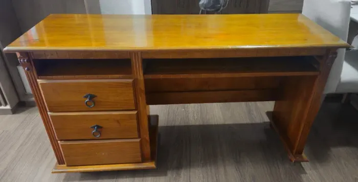 Mesa escrivaninha em madeira - Com 3 gavetas e bandeja retrátil