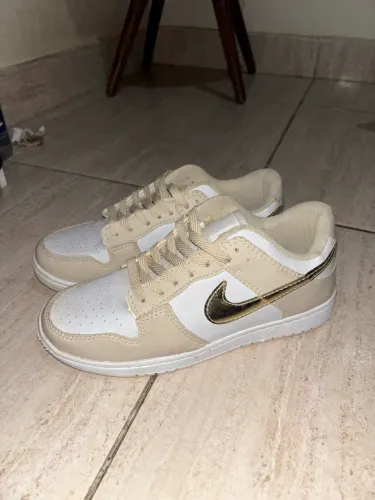Tênis Nike Cor creme com dourado 