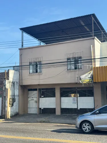 Casa Residencial/Comercial na Cachoeirinha - 4 Pavimentos, Subsolo e Amplo Quintal