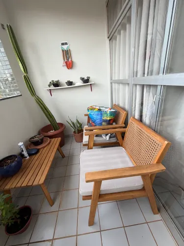 Conjunto de poltronas e mesinha de madeira