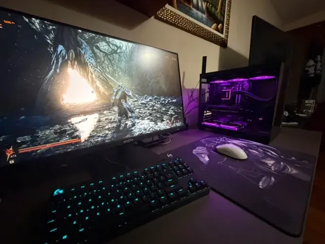PC GAMER Ryzen 7 9800X3D + RTX 5060 Ti 8GB
